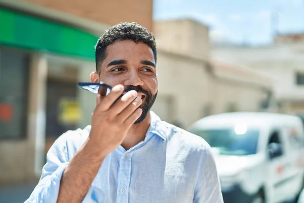 Młody Arabski Człowiek Uśmiechnięty Pewny Siebie Mówi Smartfonie Ulicy — Zdjęcie stockowe