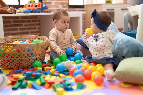 幼稚园的两名幼儿坐在地板上玩球 — 图库照片