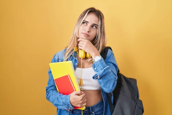 Молодая Блондинка Студенческом Рюкзаке Книгами Подбородке Думает Вопросе Задумчивом Выражении — стоковое фото