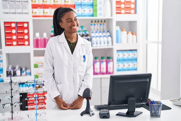 Africano Americano Mulher Farmacêutico Sorrindo Confiante Farmácia — Fotografia de Stock