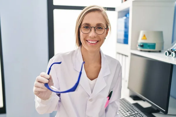 Young Blonde Woman Scientist Smiling Confident Holding Glasses Laboratory — ストック写真