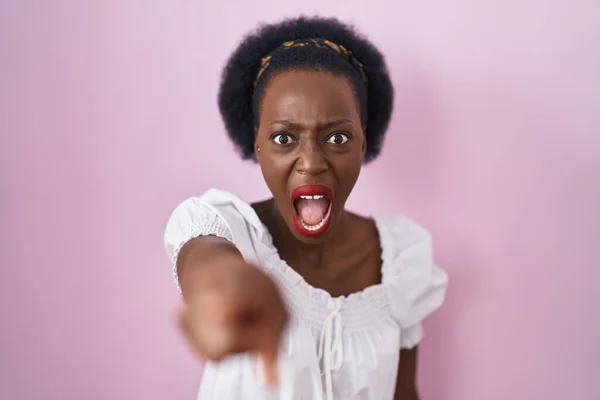 Mulher Africana Com Cabelo Encaracolado Sobre Fundo Rosa Apontando Descontente — Fotografia de Stock