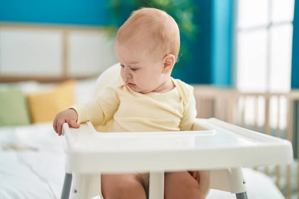 Liebenswertes Kaukasisches Baby Sitzt Auf Dem Hochstuhl Schlafzimmer — Stockfoto