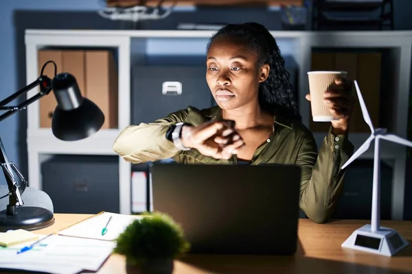 Африканская Женщина Работающая Ноутбуком Ночью Проверяя Время Наручных Часах Расслабленная — стоковое фото