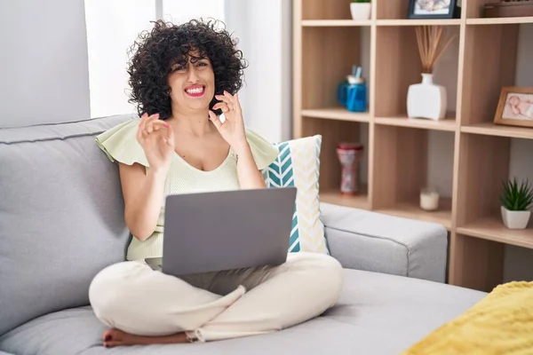 Young Brunette Woman Curly Hair Using Laptop Sitting Sofa Home — Φωτογραφία Αρχείου