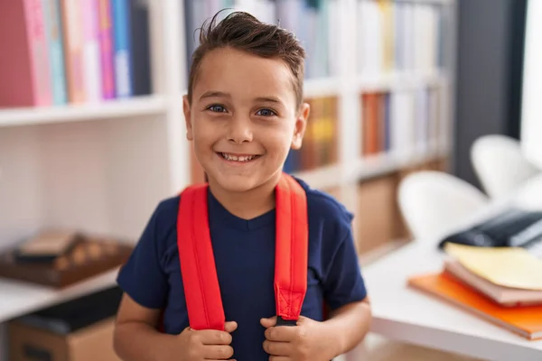 Entzückende Hispanische Kleinkind Schülerin Lächelt Selbstbewusst Der Bibliothek — Stockfoto