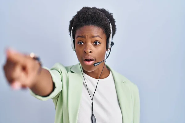 African American Woman Wearing Call Center Agent Headset Pointing Finger — Photo