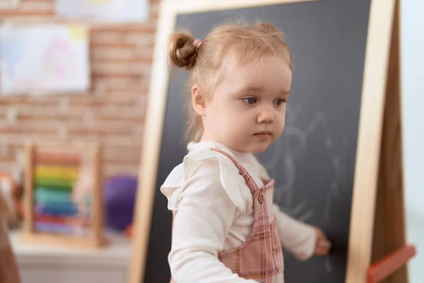 Adorable Caucasian Girl Drawing Blackboard Standing Kindergarten — Stock Photo, Image
