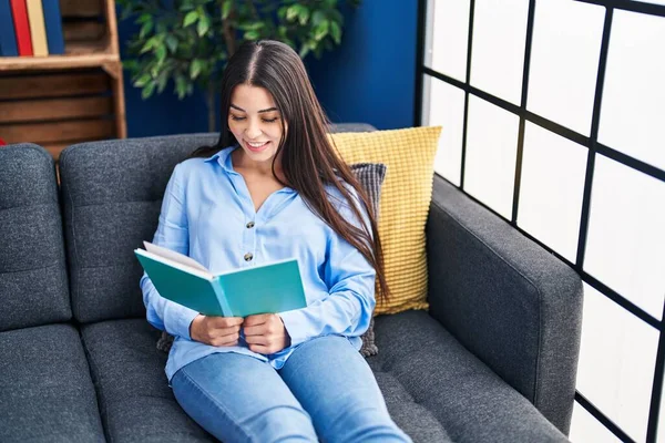 Young Beautiful Hispanic Woman Reading Book Sitting Sofa Home — Stock Photo, Image