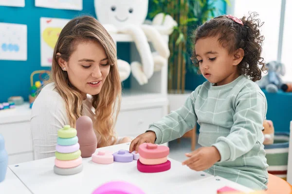 Teacher Toddler Playing Toys Sitting Table Kindergarten — Stockfoto