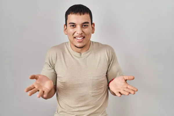 Junger Arabischer Mann Lässigem Shirt Lächelt Fröhlich Mit Offenen Armen — Stockfoto