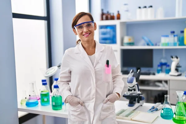 身着科学家制服站在实验室的中年妇女 — 图库照片