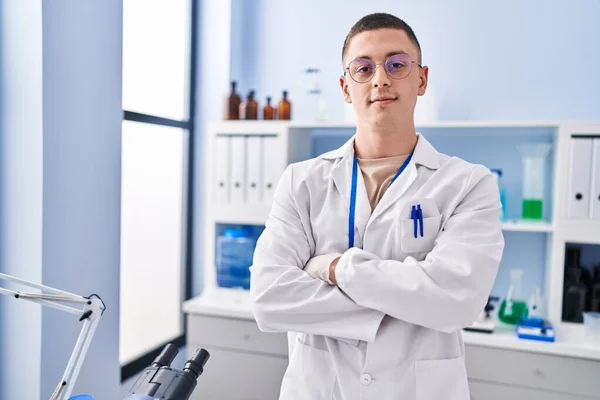 Genç Spanyol Bilim Adamı Gülümsüyor Kollarını Kavuşturup Laboratuvarda Duruyor — Stok fotoğraf