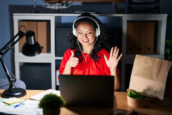 Молодая Азиатка Работающая Офисе Ноутбуком Ночью Показывает Показывает Пальцами Номер — стоковое фото
