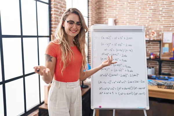 Sınıfta Matematik Öğreten Genç Sarışın Kadın Öğretmen — Stok fotoğraf