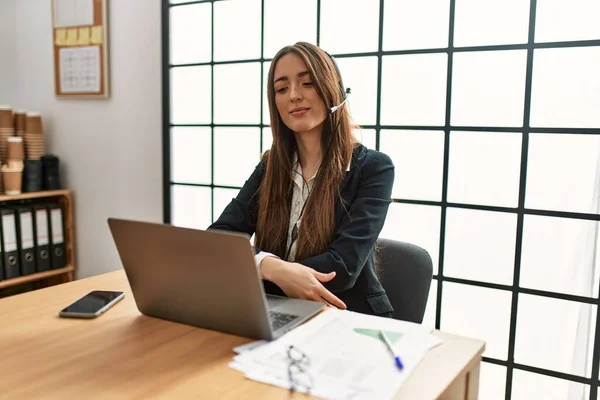 Young Hispanic Woman Call Center Agent Having Video Call Working — Stock Photo, Image