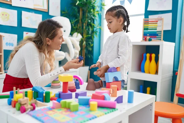 Professor Criança Brincando Com Blocos Geometria Sentados Mesa Jardim Infância — Fotografia de Stock