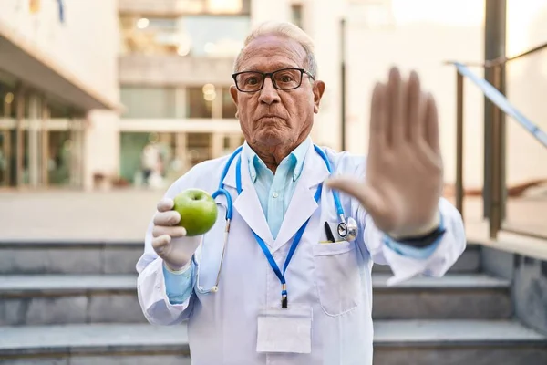 Senior Doctor Grey Hair Holding Healthy Green Apple Open Hand — Stock fotografie