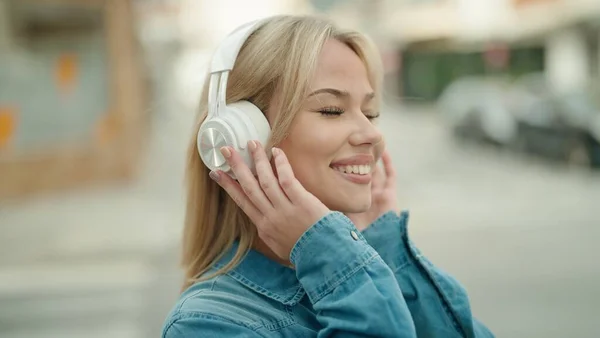 Joven Mujer Rubia Sonriendo Confiada Escuchando Música Calle — Foto de Stock