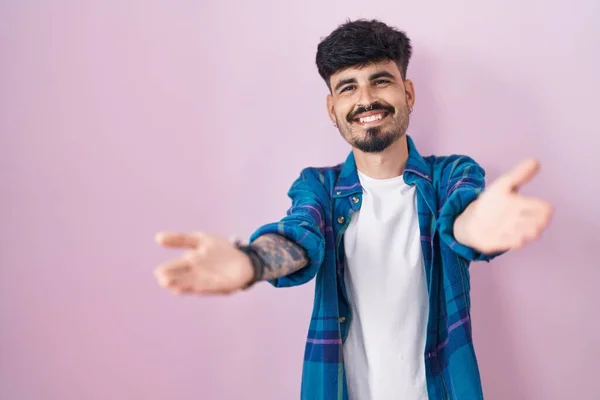 Young Hispanic Man Beard Standing Pink Background Looking Camera Smiling — Stock fotografie