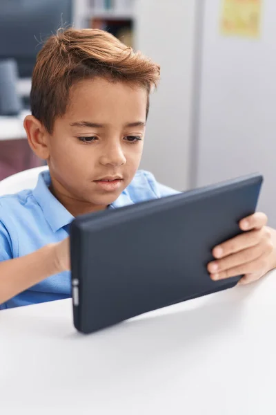 Adorável Menino Hispânico Estudante Usando Touchpad Estudando Sala Aula — Fotografia de Stock