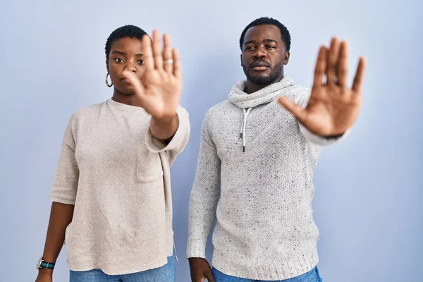 Mladý Africký Americký Pár Stojící Nad Modrým Pozadím Spolu Přestanou — Stock fotografie