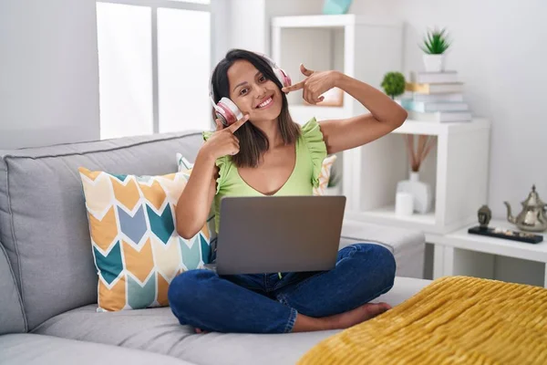 Mulher Jovem Hispânica Usando Laptop Casa Sorrindo Alegre Mostrando Apontando — Fotografia de Stock