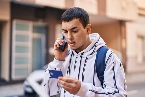 Jovem Estudante Falando Smartphone Segurando Cartão Crédito Rua — Fotografia de Stock