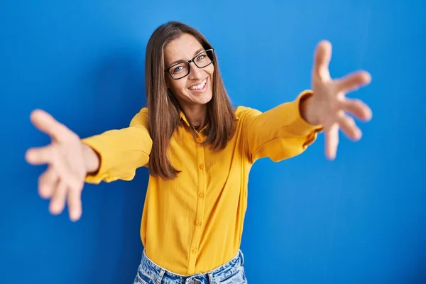 Young Woman Wearing Glasses Standing Blue Background Looking Camera Smiling — Stockfoto