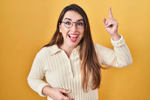 Ung Latinamerikansk Kvinna Står Över Gul Bakgrund Pekar Finger Upp — Stockfoto