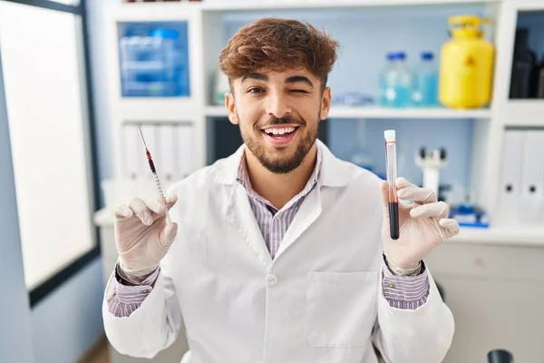Arabisk Man Med Skägg Arbetar Forskare Laboratorium Håller Blodprov Blinkar — Stockfoto