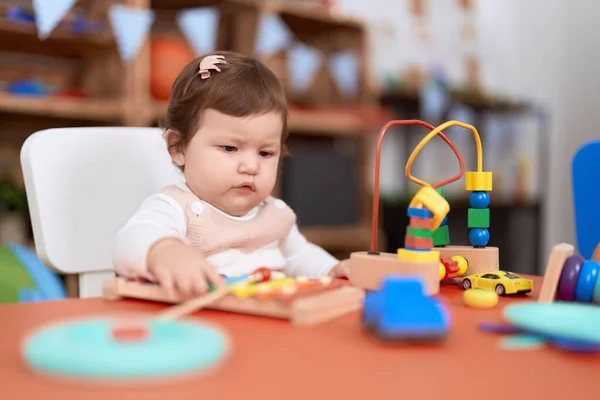 愛らしい幼児遊びますXylophone座っているテーブルの上に幼稚園 — ストック写真