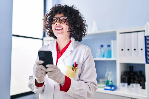 Young Beautiful Hispanic Woman Scientist Smiling Confident Using Smartphone Laboratory — Fotografia de Stock