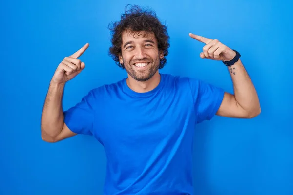 Hispanic Young Man Standing Blue Background Smiling Pointing Head Both — Zdjęcie stockowe