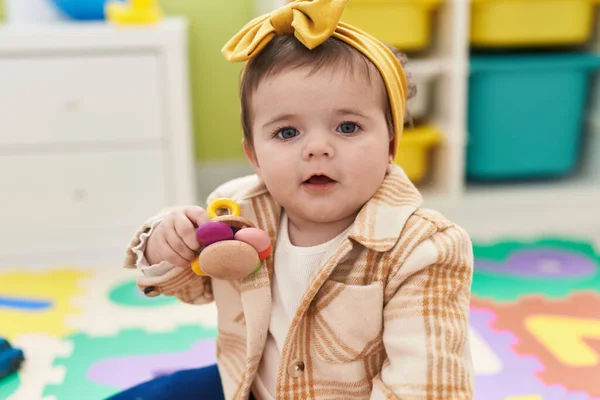 Liebenswertes Blondes Kleinkind Hält Spielzeug Kindergarten Auf Dem Boden — Stockfoto