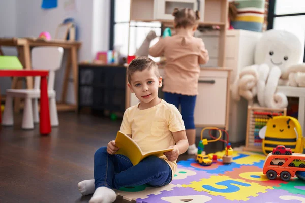 Adorável Criança Leitura Livro Sentado Chão Jardim Infância — Fotografia de Stock