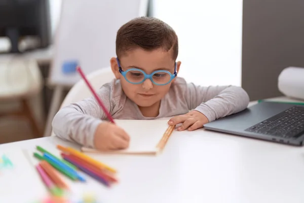 Adorable Hispanic Toddler Student Using Laptop Drawing Notebook Classroom — Stock Photo, Image