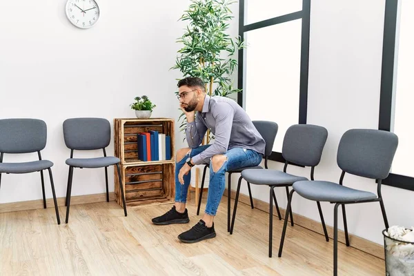 Ung Arabisk Man Desperat Sitter Stol Väntrummet — Stockfoto