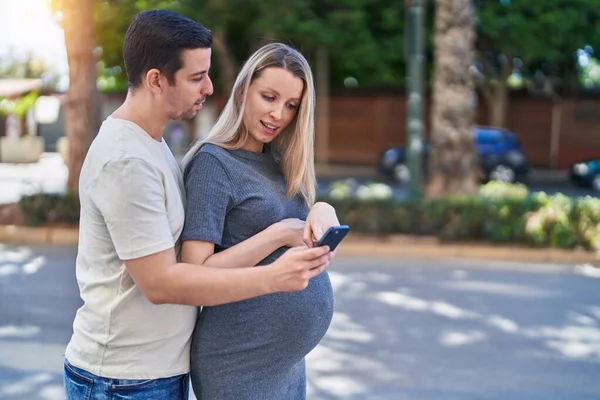 Ehepaar Erwartet Baby Mit Smartphone Auf Der Straße — Stockfoto