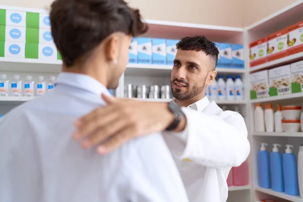 Two Hispanic Men Pharmacist Speaking Client Pharmacy — 图库照片