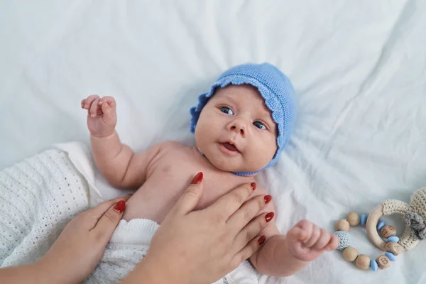 Adorável Bebê Caucasiano Deitado Cama Com Expressão Relaxada Quarto — Fotografia de Stock