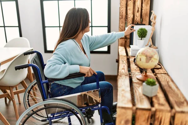 Tekerlekli Sandalyede Oturan Genç Bir Kadın Evde Çalışıyor — Stok fotoğraf