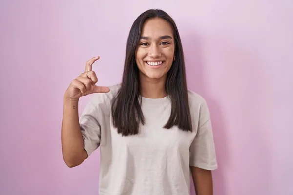 Mujer Hispana Joven Pie Sobre Fondo Rosa Sonriente Seguro Gesto —  Fotos de Stock