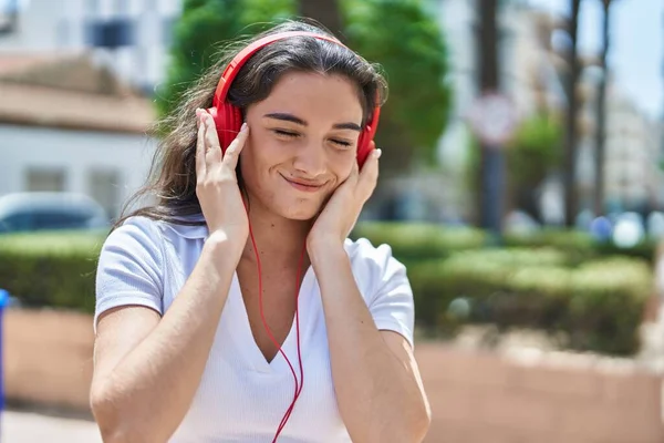 Молодая Латиноамериканка Уверенно Улыбается Слушая Музыку Парке — стоковое фото