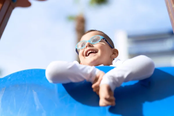 Adorável Criança Hispânica Sorrindo Confiante Jogando Slide Parque Infantil — Fotografia de Stock