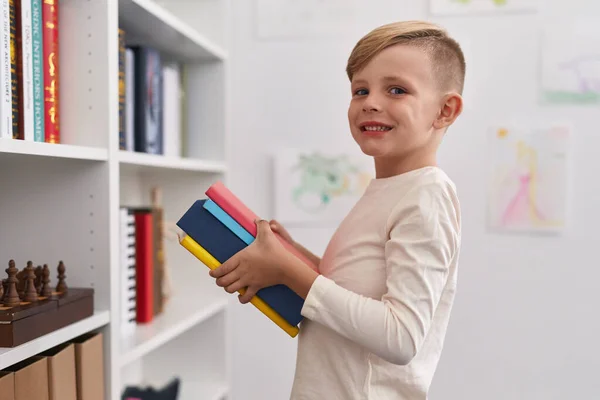 Sevimli Çocuk Sınıfta Kitap Tutarken Kendinden Emin Gülümsüyor — Stok fotoğraf