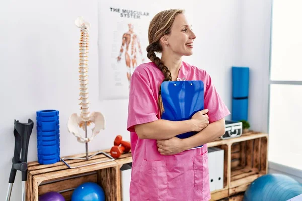 Young Caucasian Woman Wearing Physiotherapist Uniform Holding Checklist Standing Physiotherapy — Stock Photo, Image