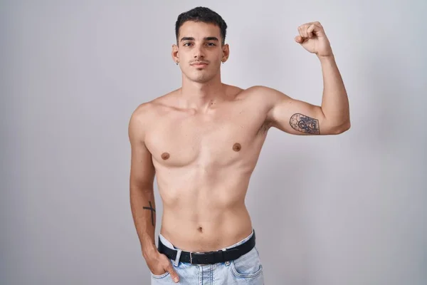 Knappe Latijns Amerikaanse Man Staat Shirtloos Sterke Persoon Tonen Arm — Stockfoto