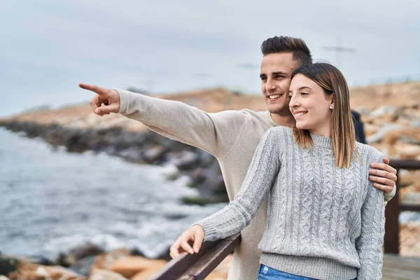 Hombre Mujer Pareja Abrazándose Apuntando Con Dedo Orilla Del Mar —  Fotos de Stock