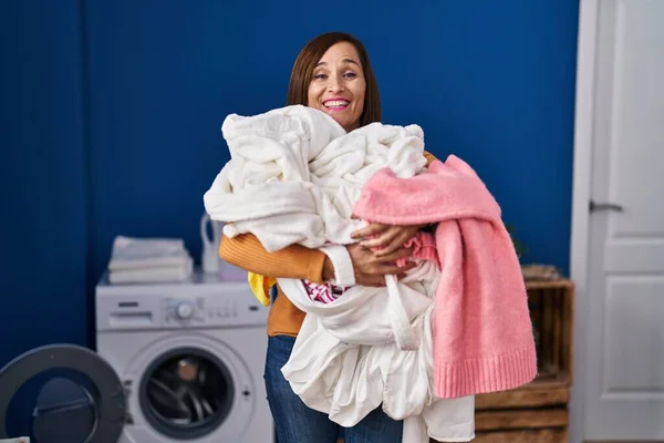 Middelbare Leeftijd Vrouw Houden Vuile Klaar Het Zetten Wasmachine Lachen — Stockfoto